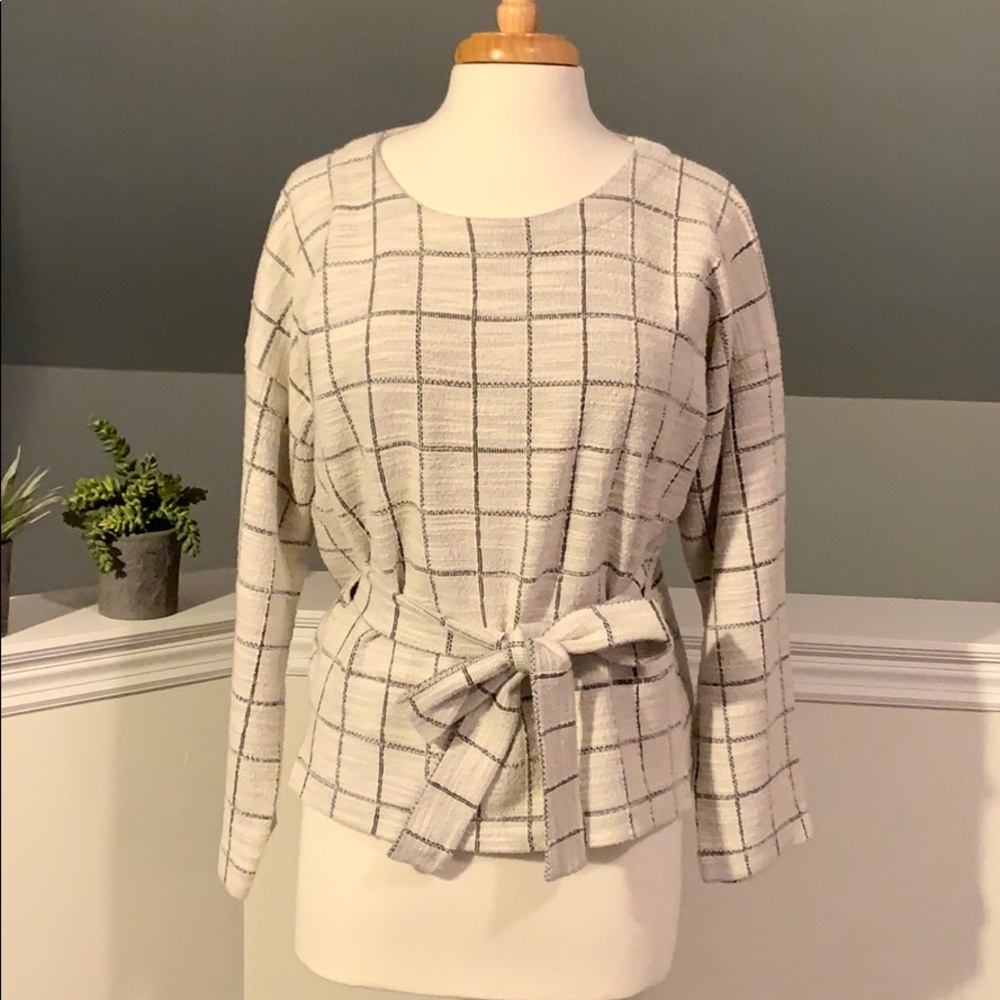 Lightweight pullover top